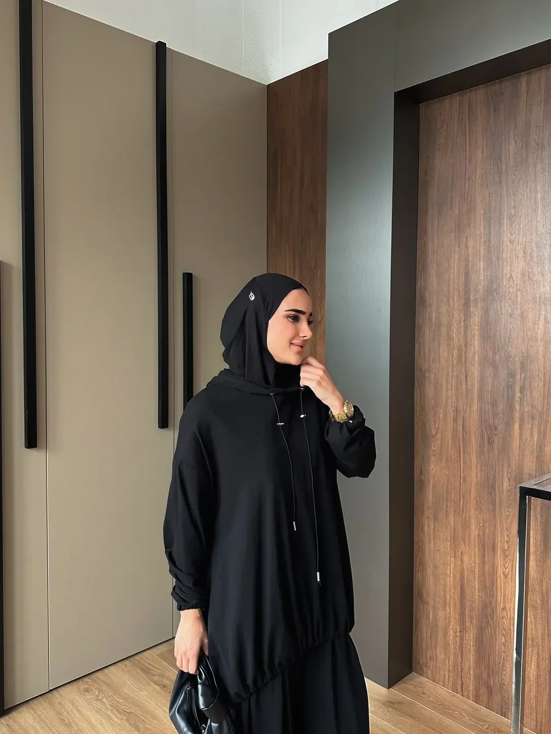 طقم رياضي أسود بسروال بأطراف مشدودة - صورة 4