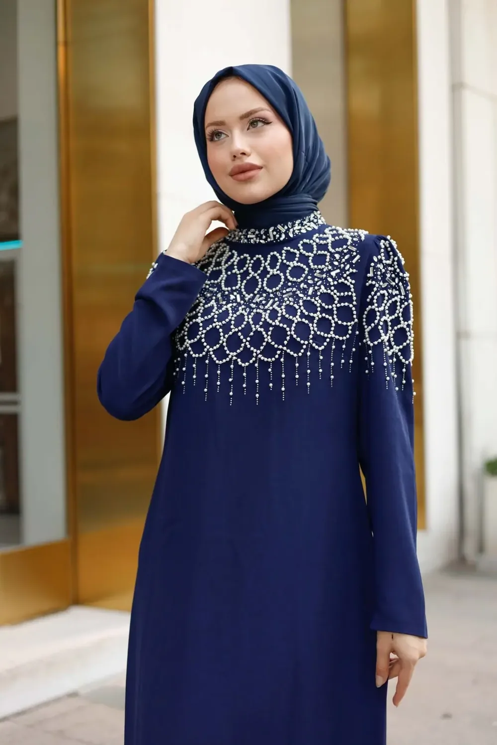 فستان أسود بنقشة لؤلؤ على الصدر - صورة 4