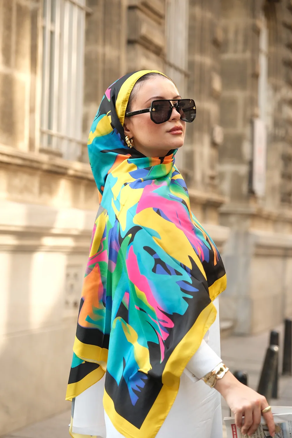 شال كريب فرنسي بأوراق استوائية ملونة وإطار أصفر
