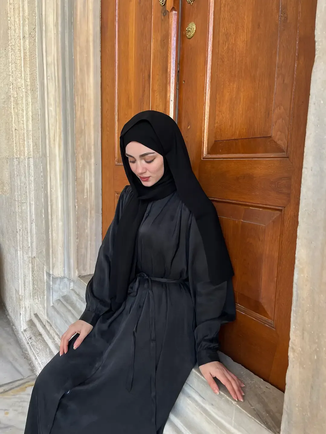 عباية كوبرا حرير سوداء بأزرار مخفية - صورة 2