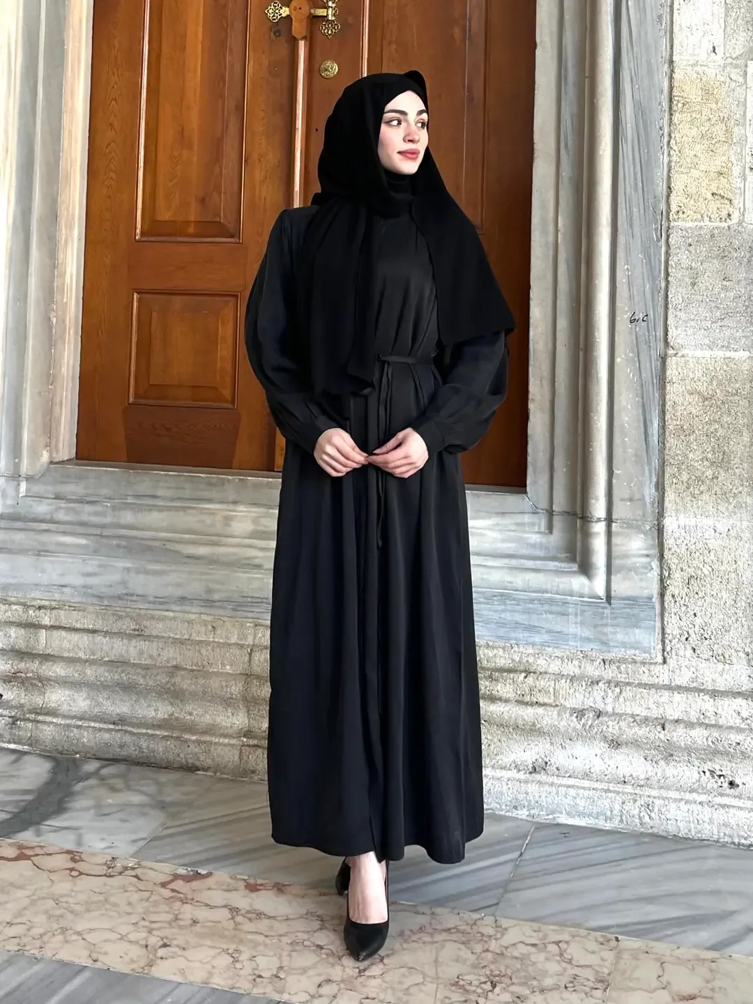 عباية كوبرا حرير سوداء بأزرار مخفية - صورة 3
