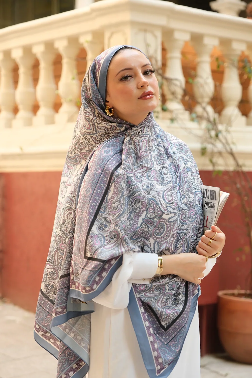 شال كريب فرنسي رمادي مزرق بزخارف وإطار