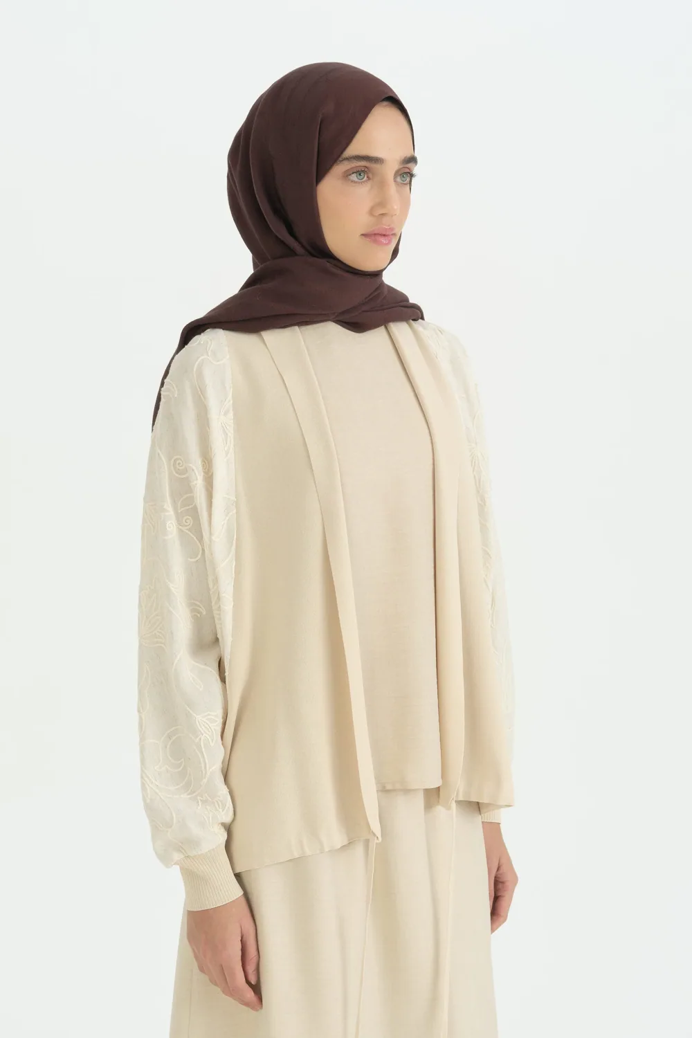 طقم كتان مطرّز من ثلاث قطع بيج - صورة 2