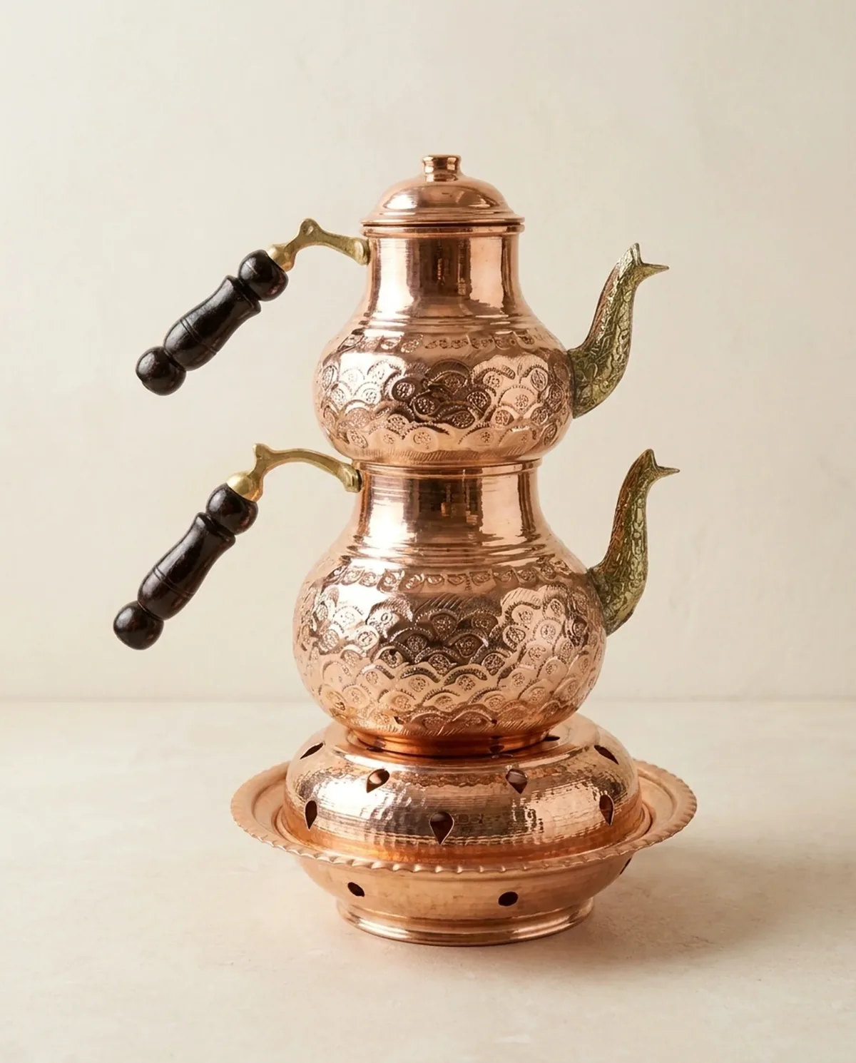 إبريق شاي نحاس أحمر بموقد ونقش أقحوان