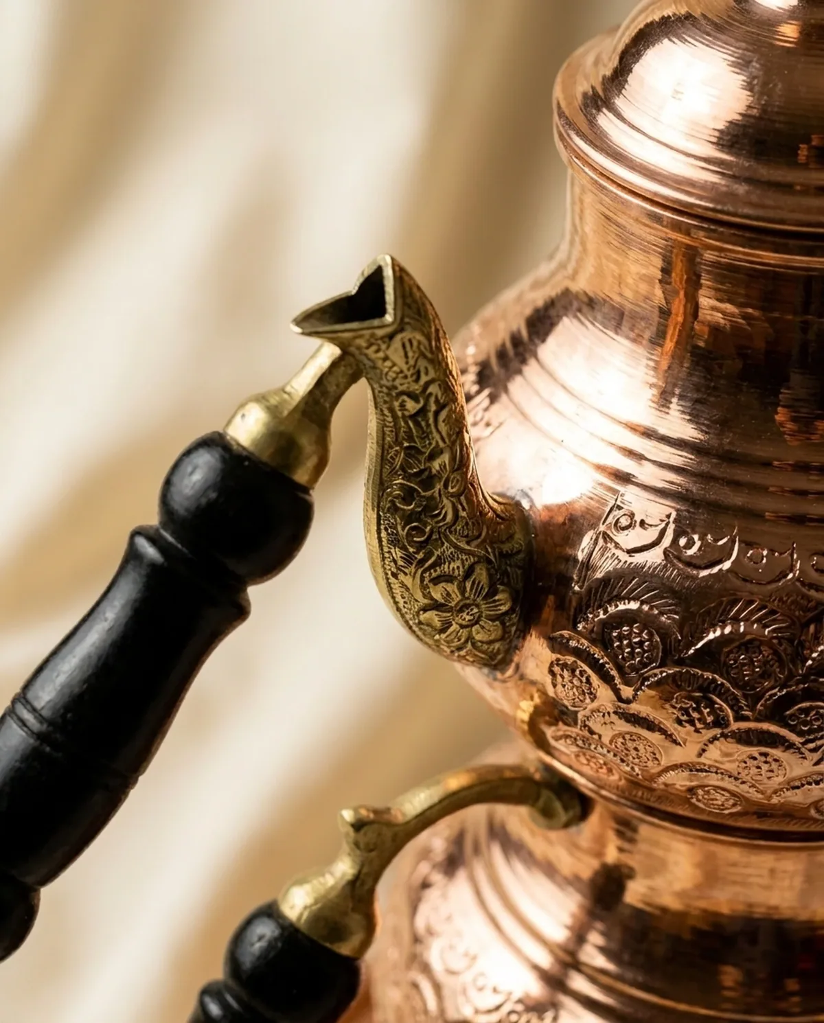 إبريق شاي نحاس أحمر بموقد ونقش أقحوان - صورة 4