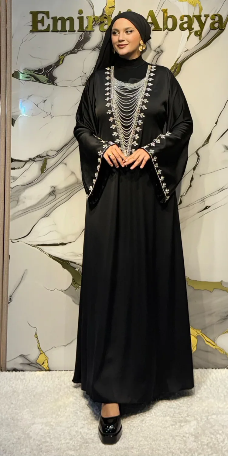 فستان سهرة ساتان أسود بأحجار على شكل أوراق