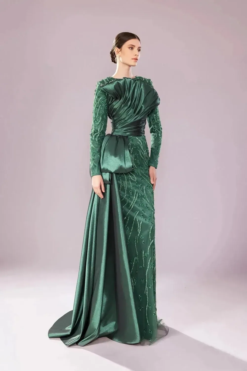 فستان محتشم أخضر مطرز بتنورة ذيل