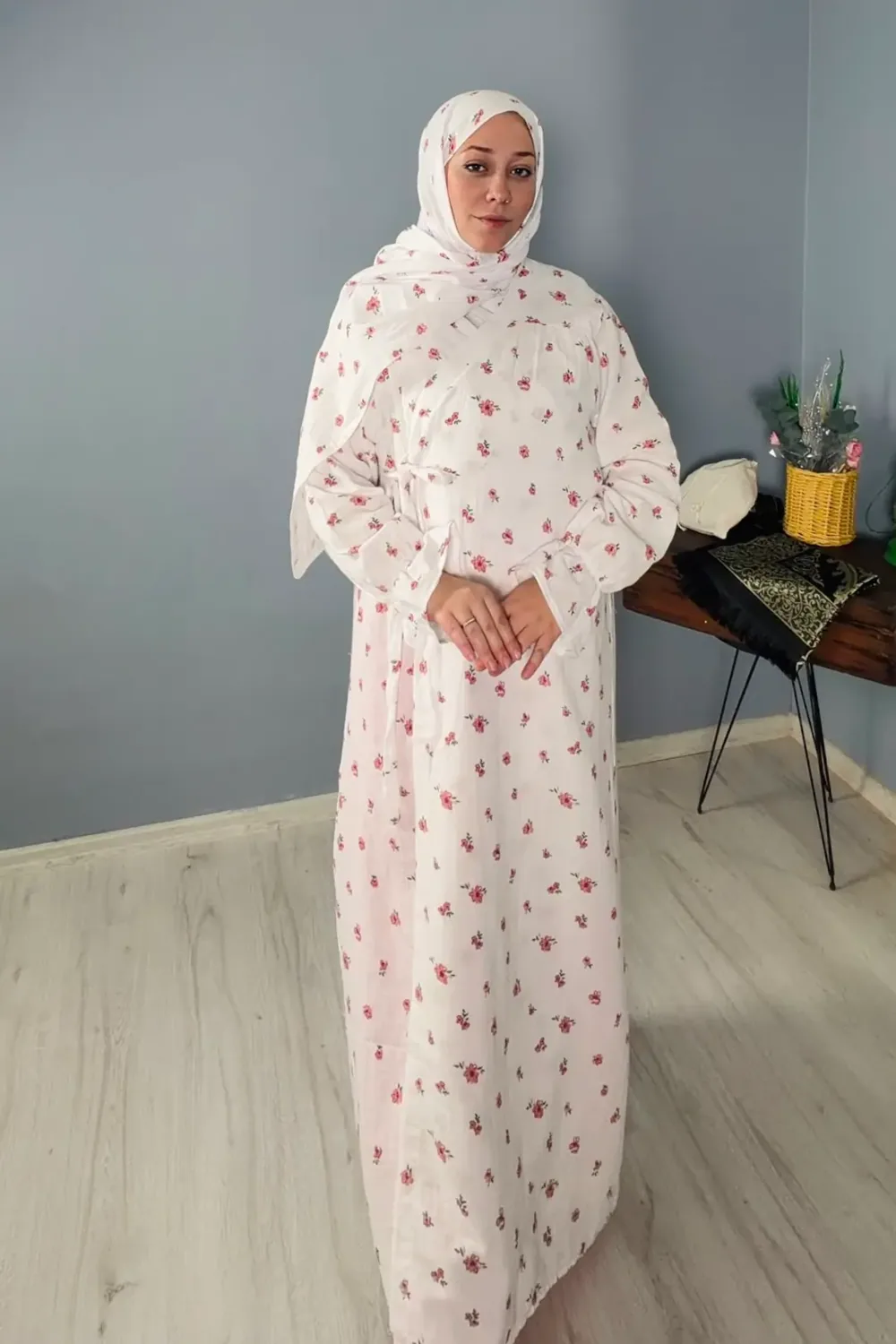 ثوب صلاة موسلين قطني أبيض بزهور صغيرة