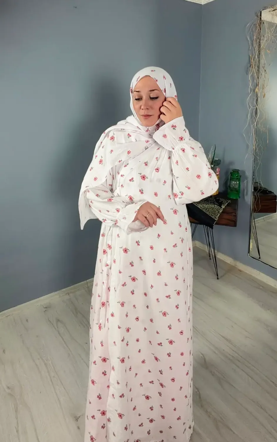 ثوب صلاة موسلين قطني أبيض بزهور صغيرة - صورة 2