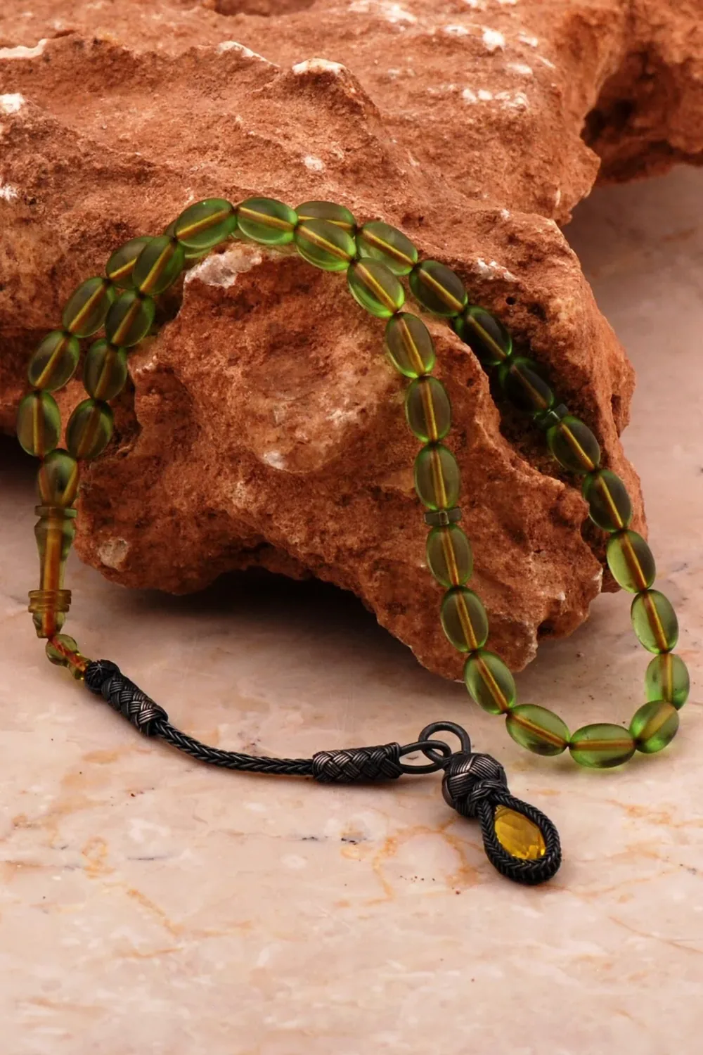 مسبحة فضة بعنبر ناري ونسج قازازية