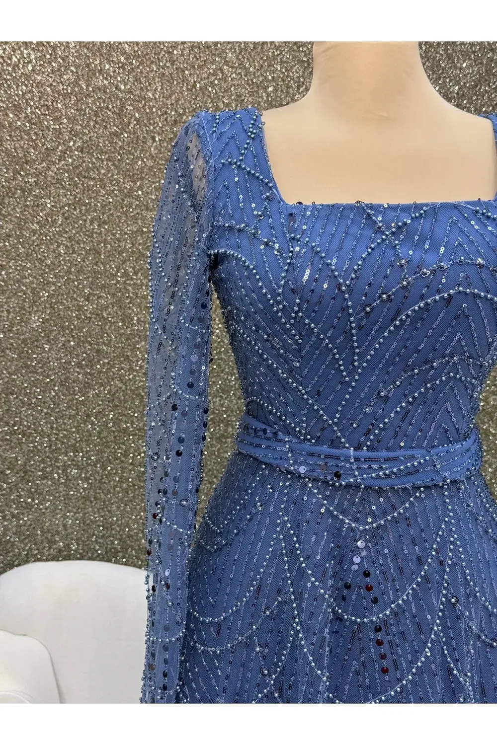 فستان سهرة أزرق بياقة مربعة مزين باللؤلؤ - صورة 2