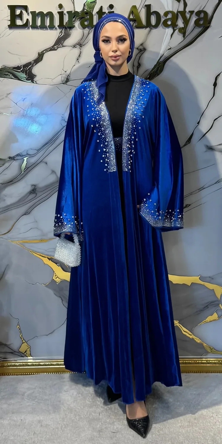 عباءة مخمل زرقاء بأحجار كريستال مع حزام وشال