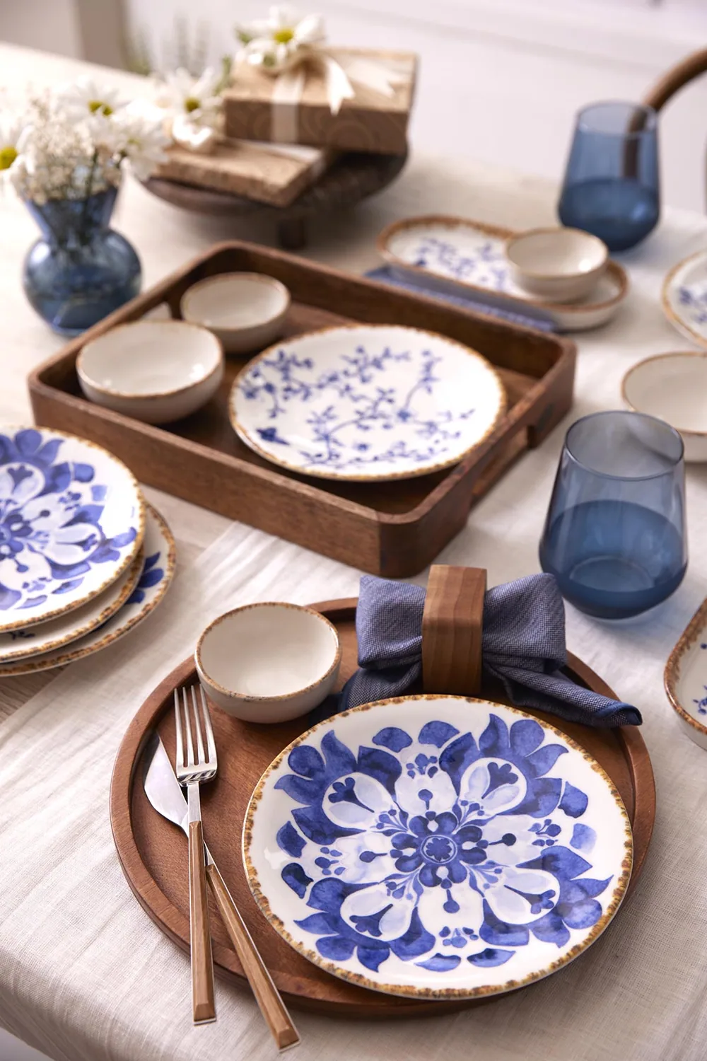 طقم فطور 14 قطعة بزهور الربيع الزرقاء - صورة 2
