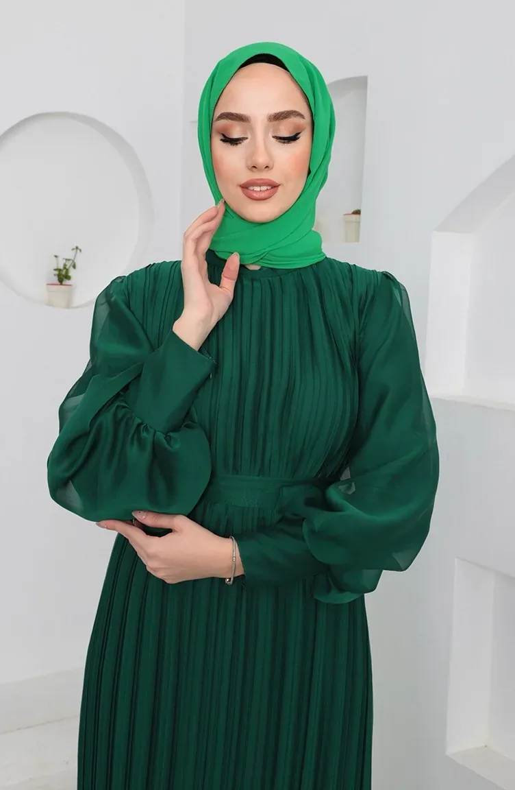 فستان سهرة شيفون أخضر زمردي بليسيه بذيل كشكش - صورة 2