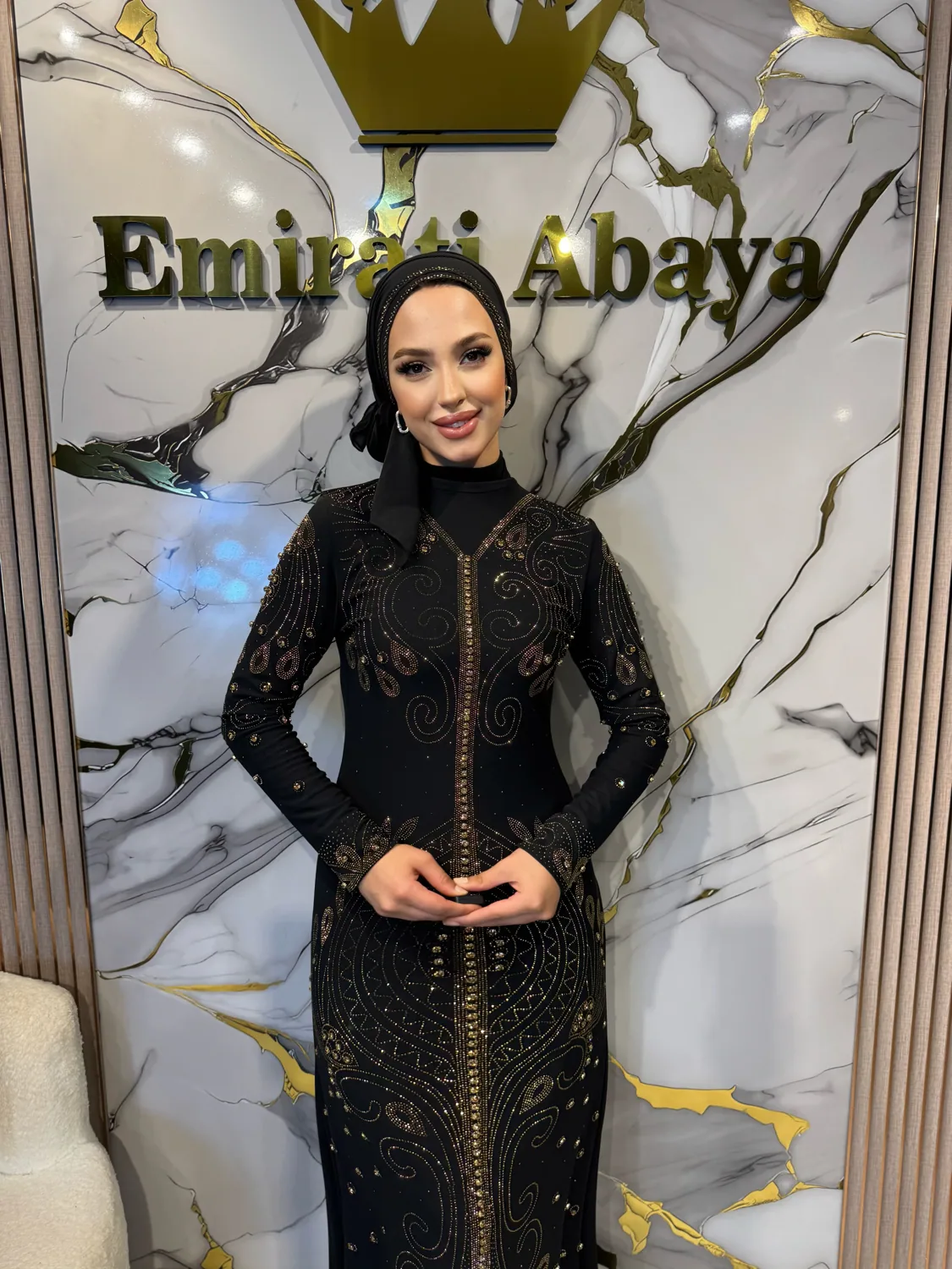 عباية تول سوداء بنقوش لولبية من أحجار ذهبية - صورة 4