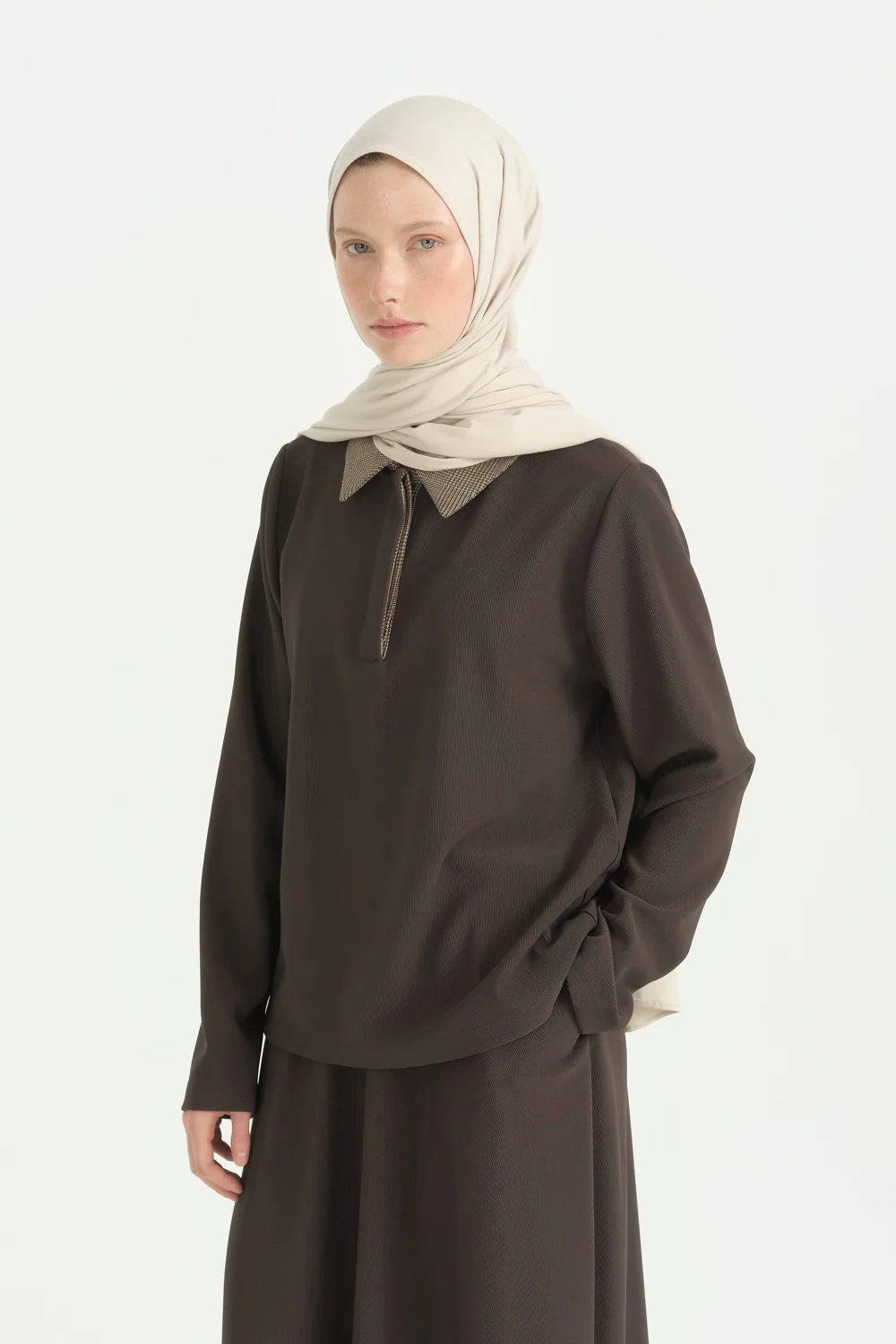طقم محبوك بياقة مربعات بني - صورة 2