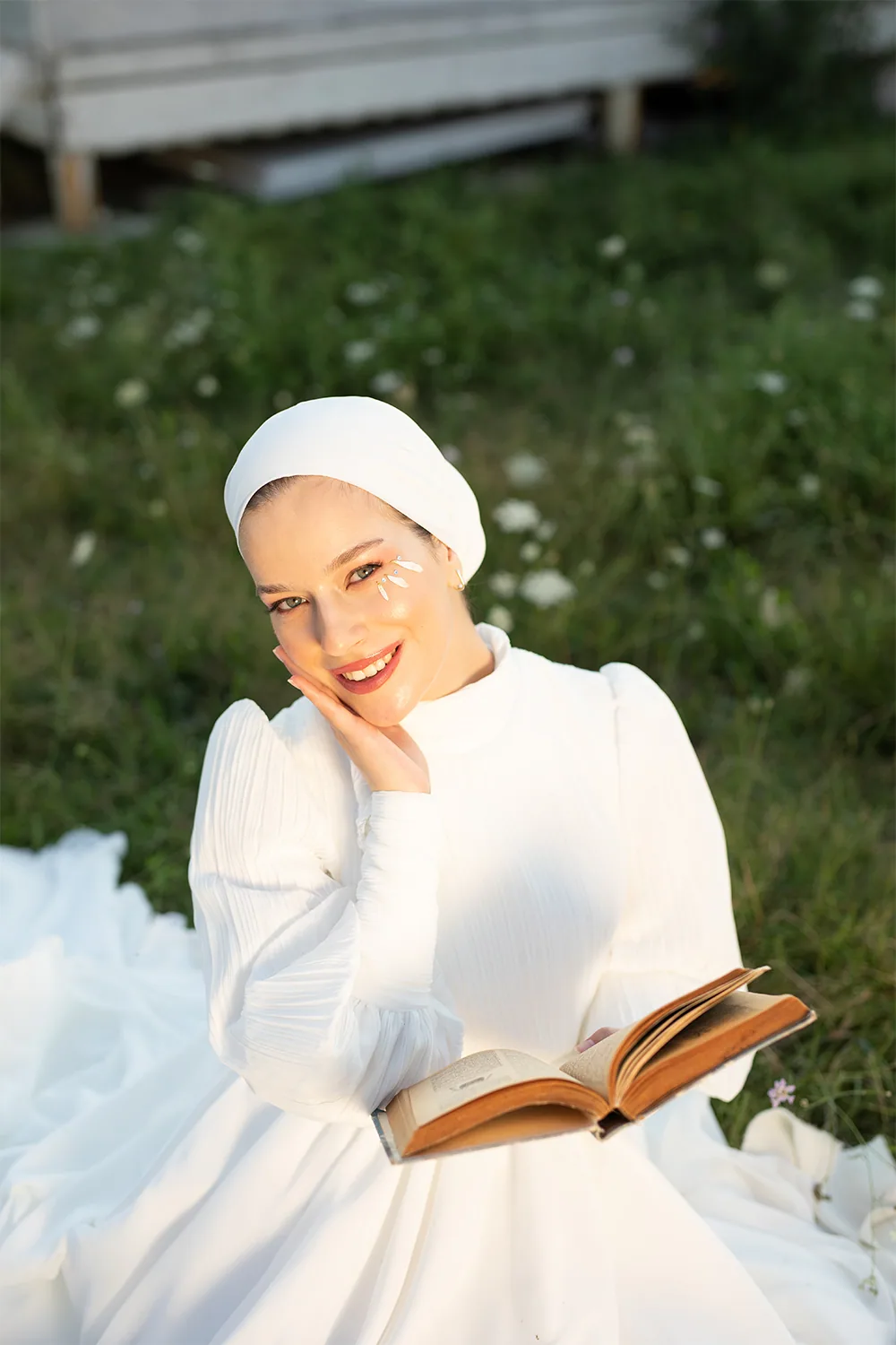 فستان زفاف أبيض من الشيفون بزهرة عند الياقة