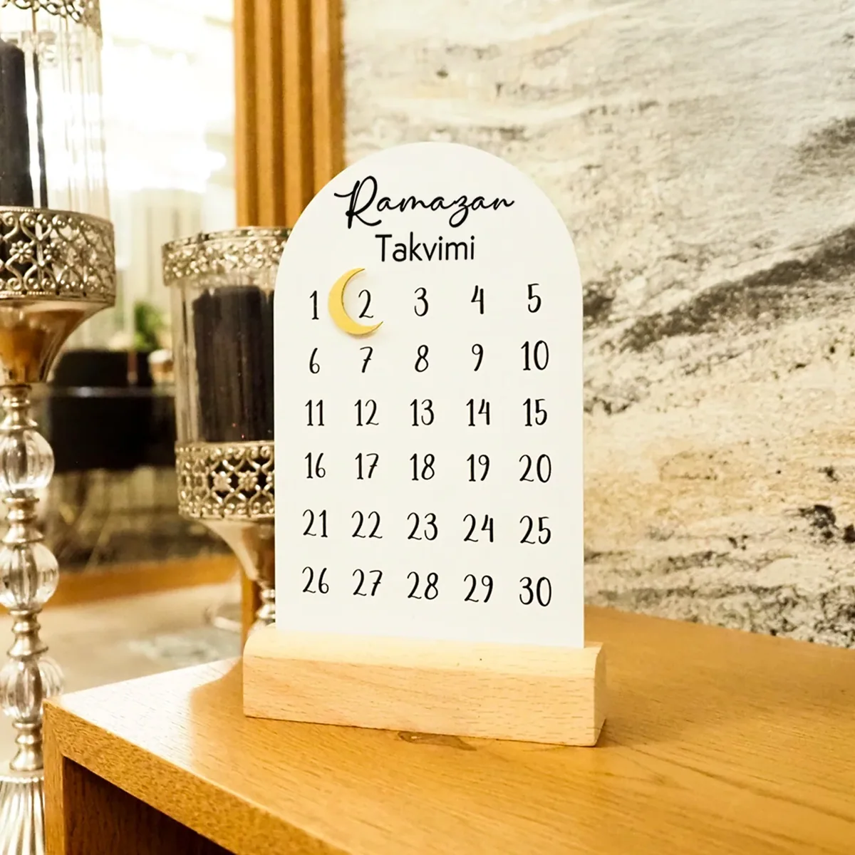 روزنامة رمضان مكتبية على قاعدة خشبية