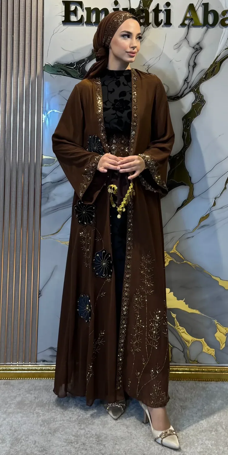 طقم عباءة سهرة بني بورود ذهبية مرصعة 4 قطع - صورة 4