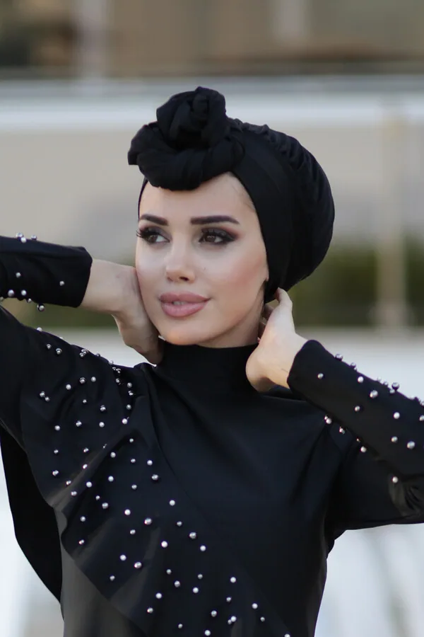غطاء سباحة أسود منقط بياقة عالية وعقدة أمامية