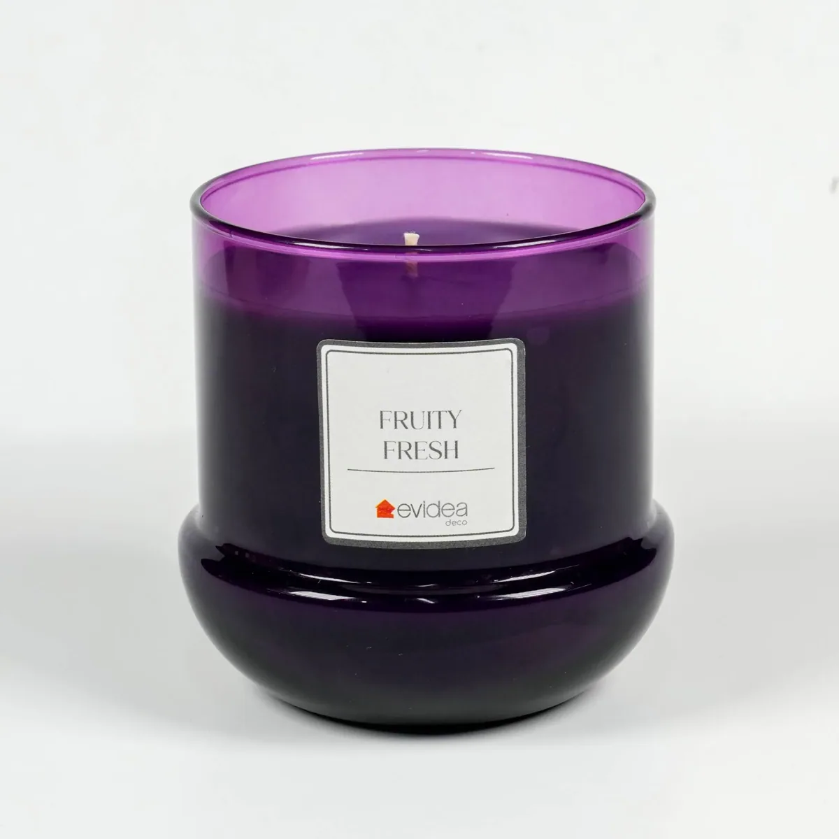 شمعة صويا معطرة بعطر الفواكه في وعاء بنفسجي