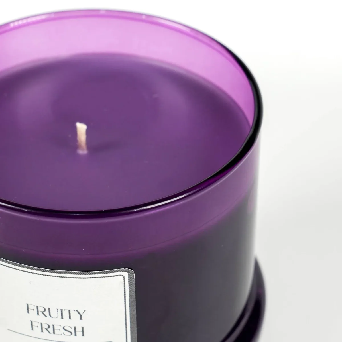 شمعة صويا معطرة بعطر الفواكه في وعاء بنفسجي - صورة 3