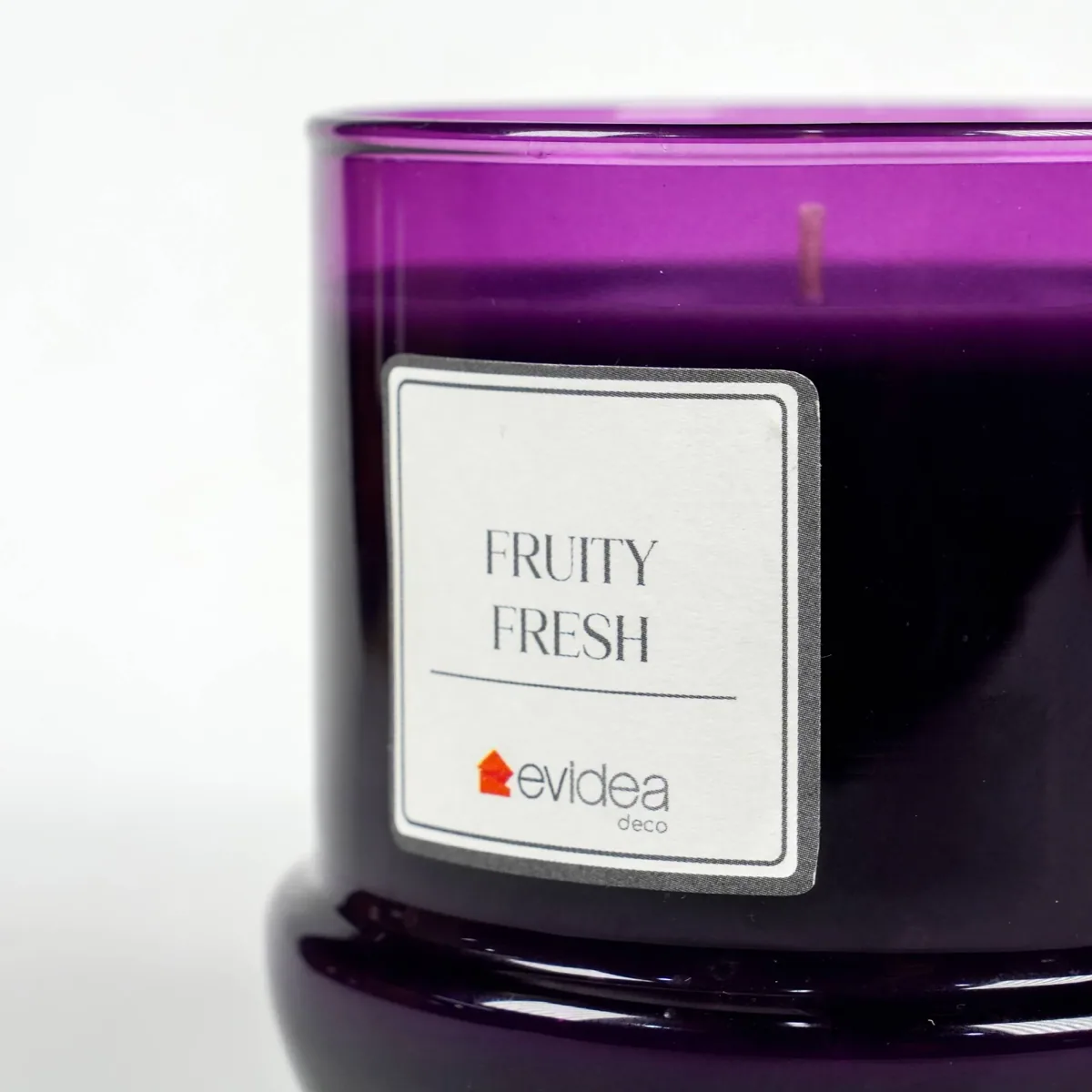 شمعة صويا معطرة بعطر الفواكه في وعاء بنفسجي - صورة 4