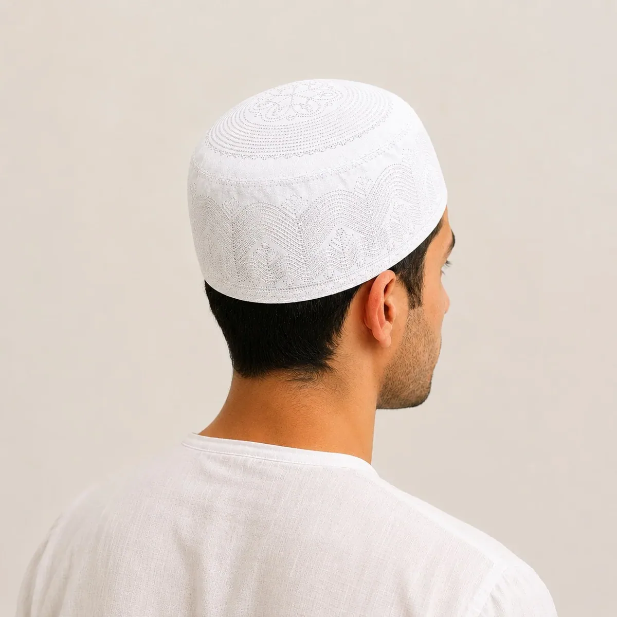 طاقية صلاة بيضاء بطراز سعودي ارتفاع ٩ سم