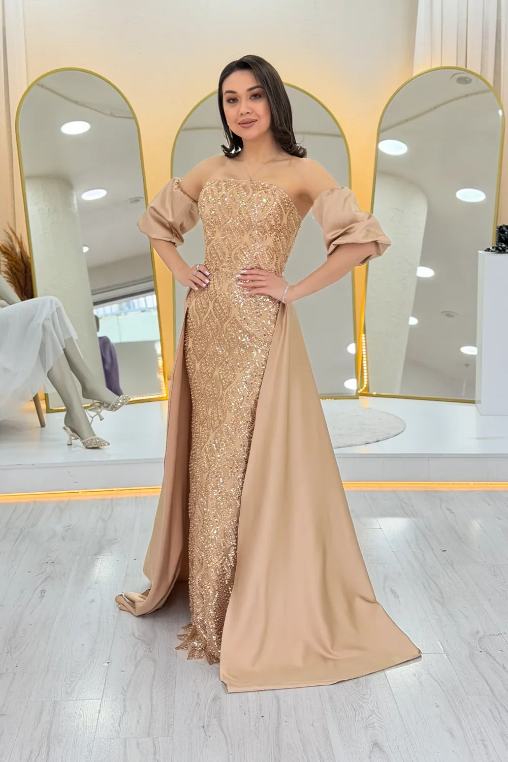 فستان ساتان ذهبي بذيل وأكمام قابلة للفصل