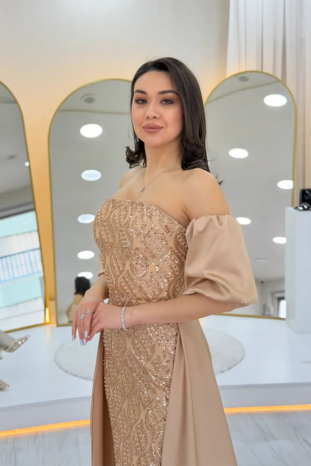 فستان ساتان ذهبي بذيل وأكمام قابلة للفصل - صورة 2