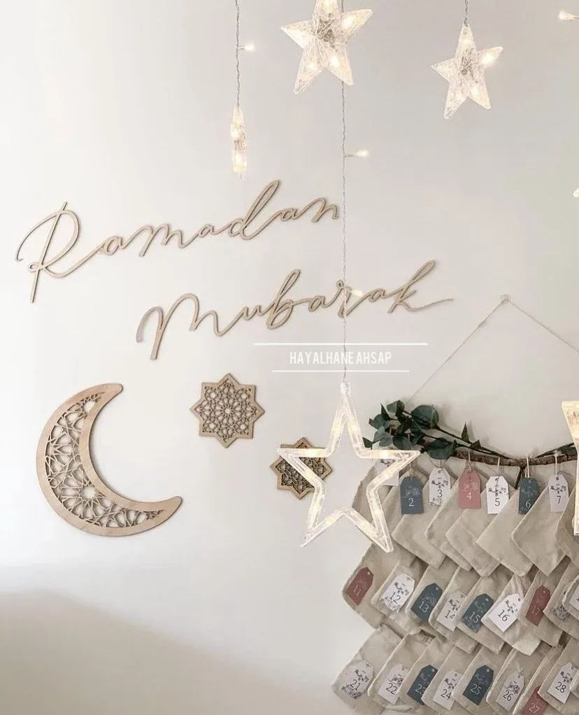 زينة جدارية رمضان مبارك مع هلال مشبك ونجمتين
