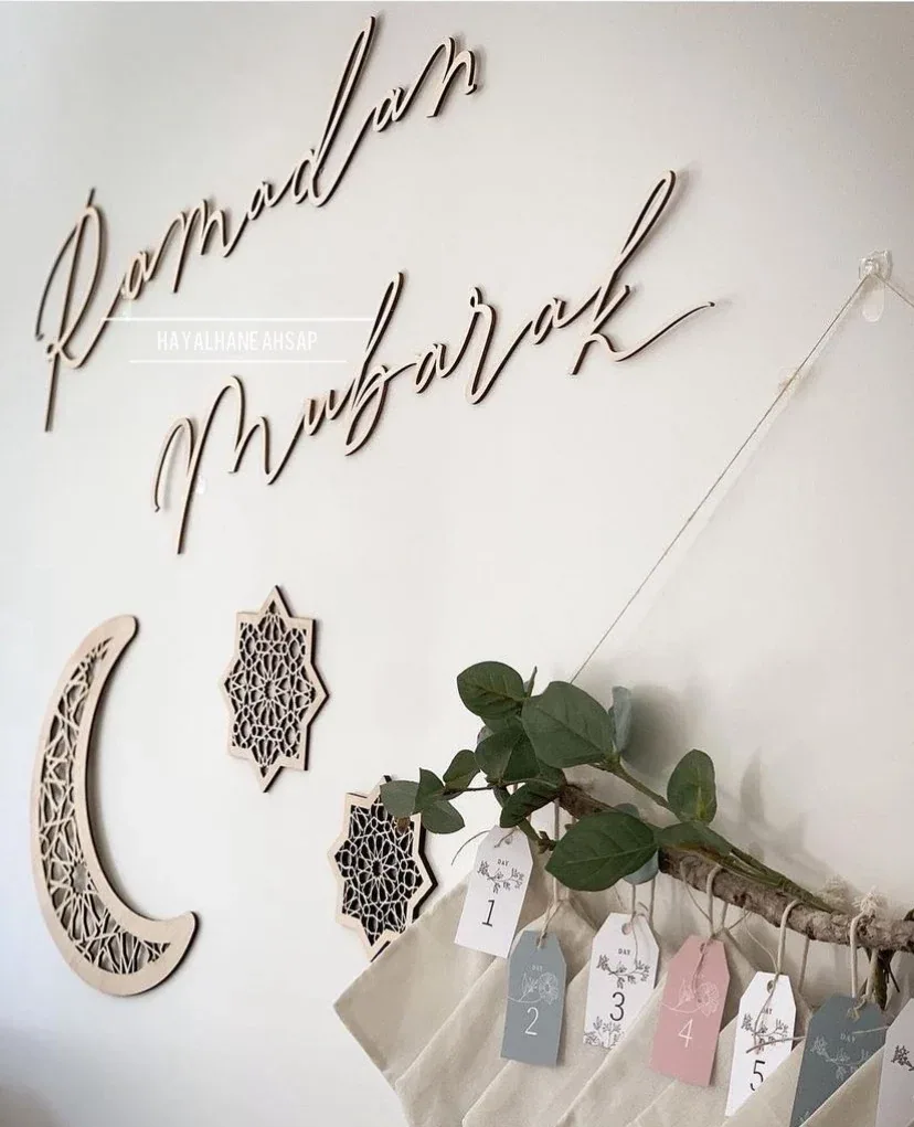 زينة جدارية رمضان مبارك مع هلال مشبك ونجمتين - صورة 2