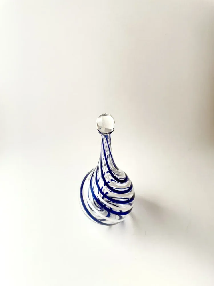 قارورة عين البلبل بخطوط كحلية وبيضاء في علبة - صورة 3