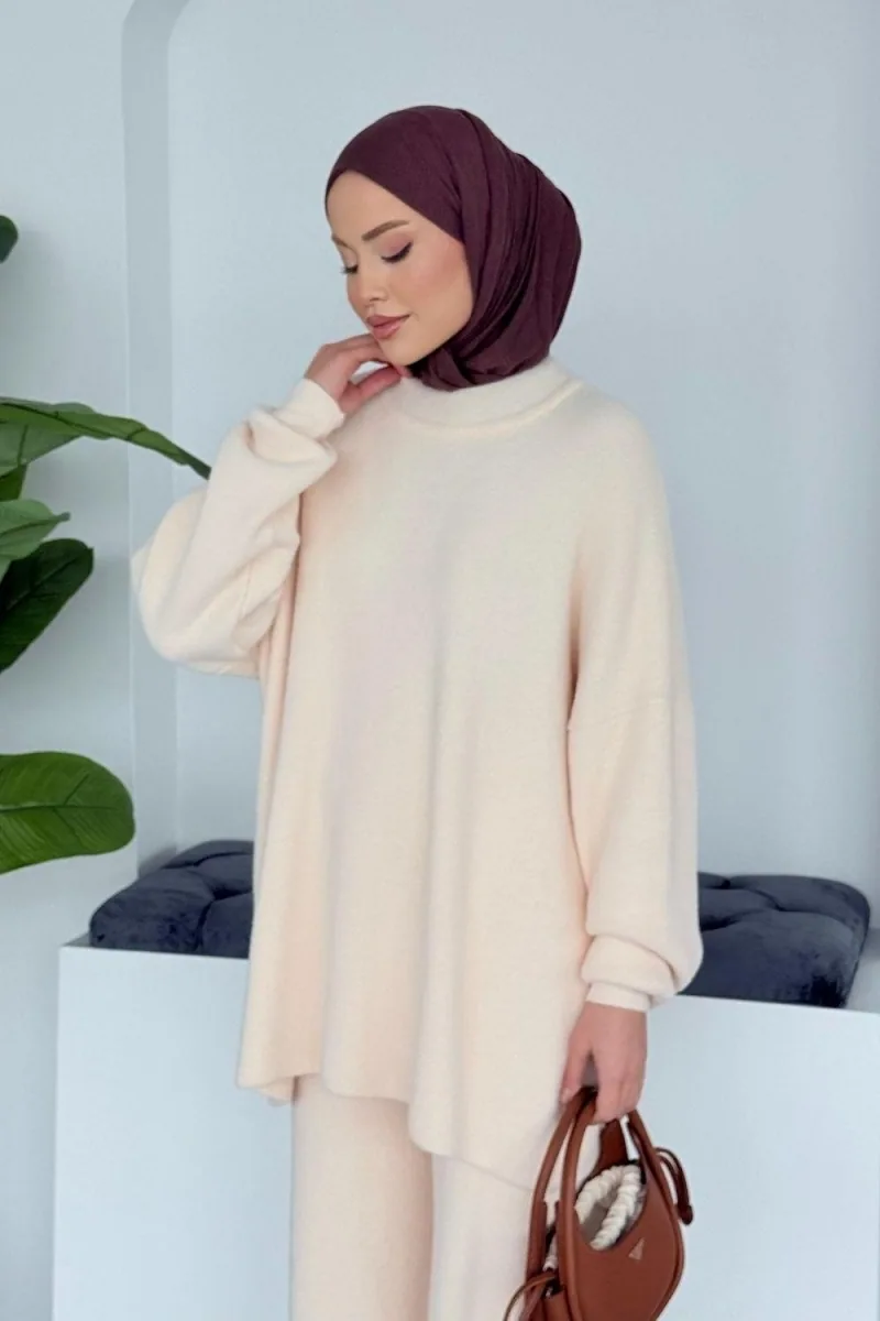 طقم تريكو بياقة عالية كريمي - صورة 2