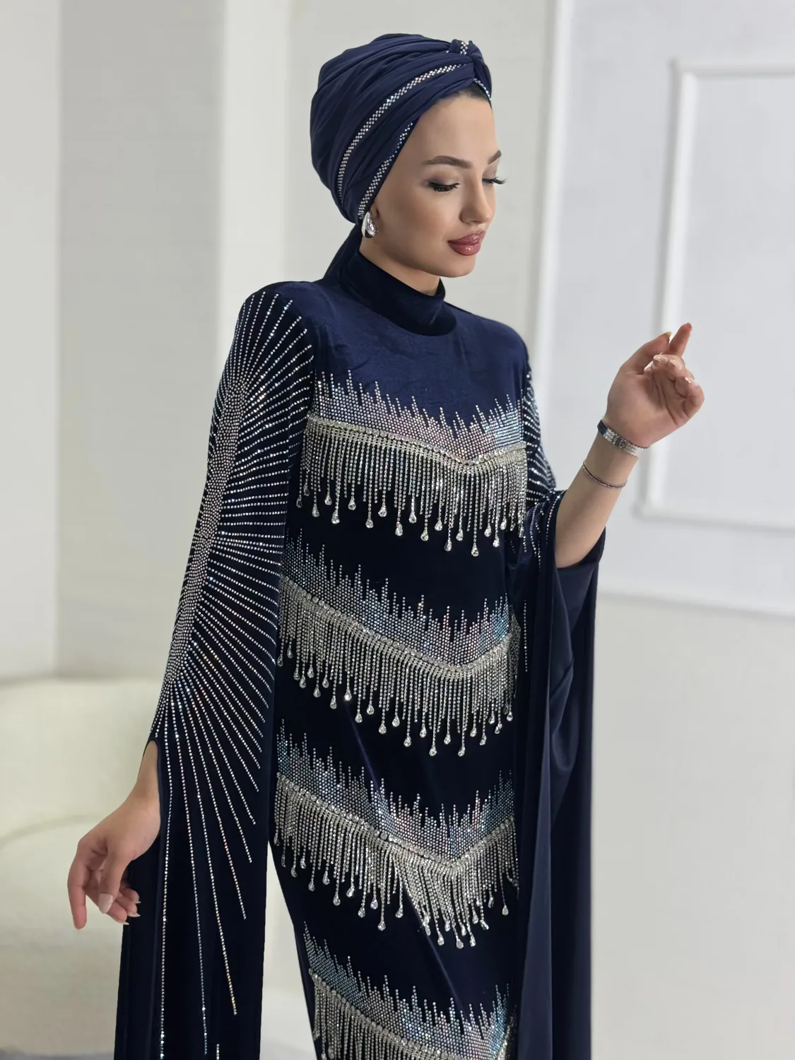 فستان سهرة مخمل أزرق مرصع بالأحجار من الكتف - صورة 4