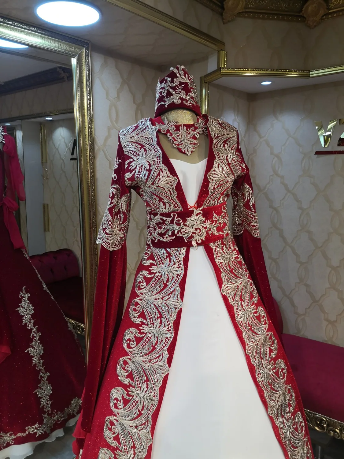 قفطان حنة مخمل أحمر بتطريز ذهبي وفستان داخلي أبيض - صورة 3