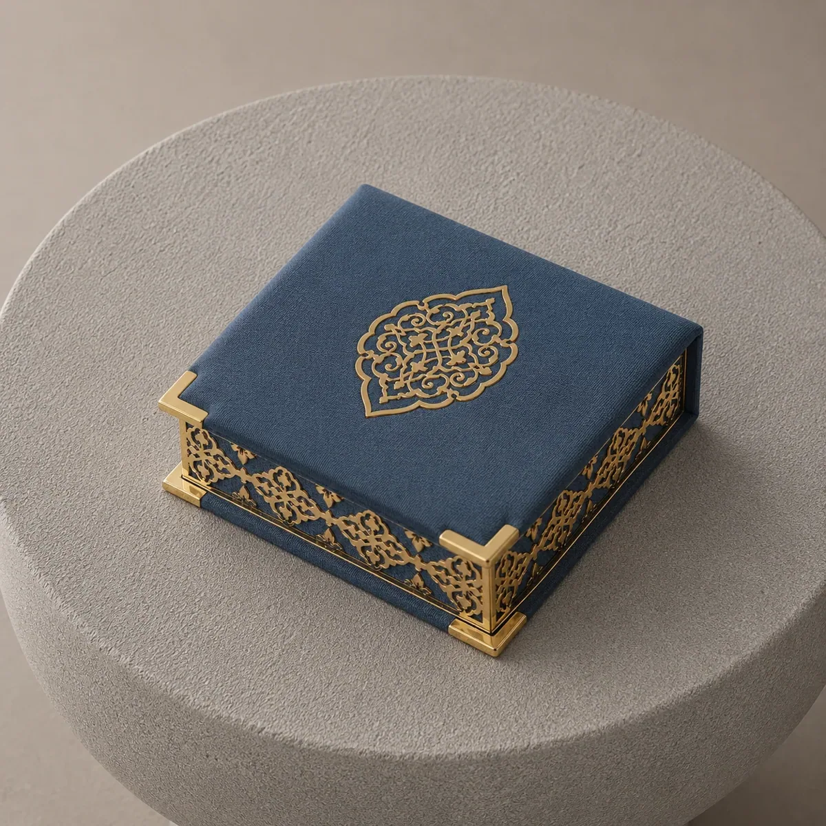 علبة مصحف 16×16 سم بغطاء بليكسي ذهبي (سلسلة عثمانية)