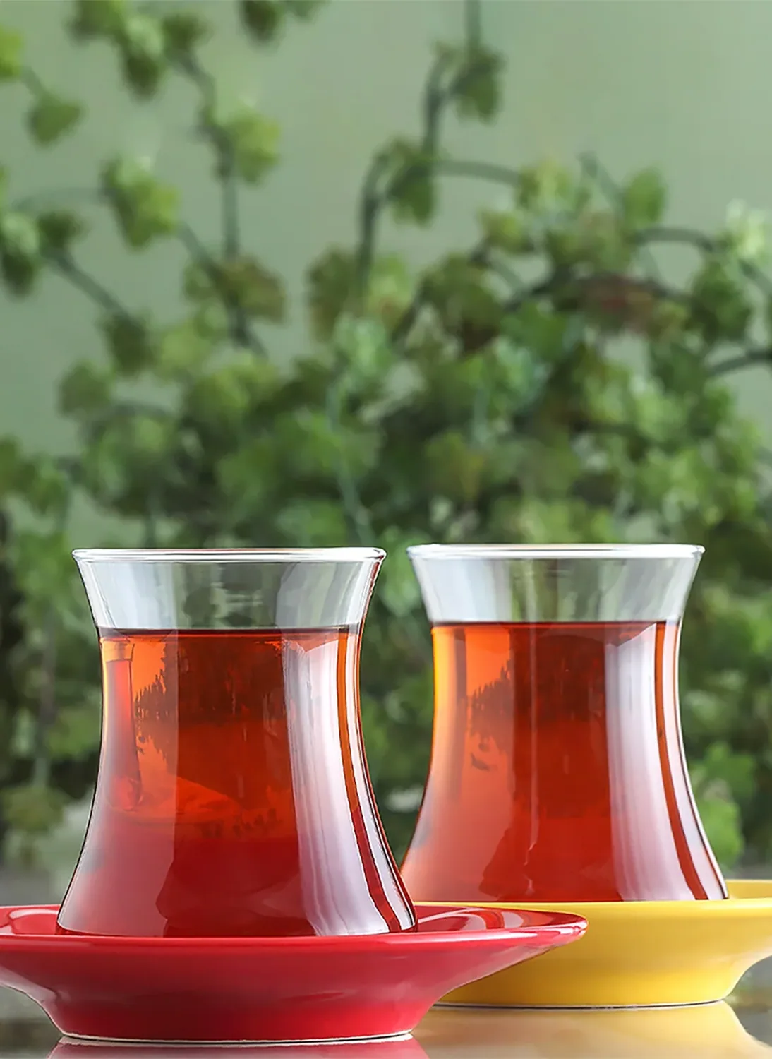 طقم شاي زجاجي بصحون ملونة 12 قطعة