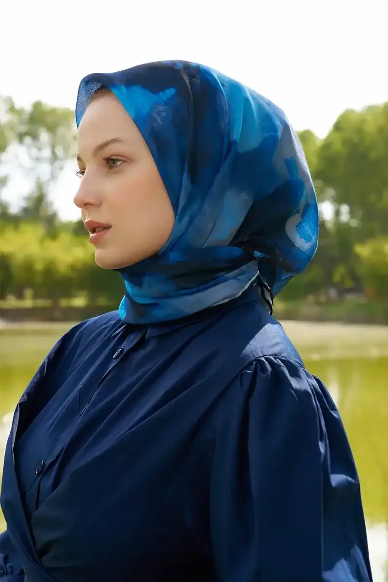 إيشارب ناعم منقوش بلون كحلي - صورة 2