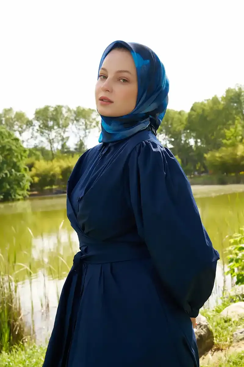 إيشارب ناعم منقوش بلون كحلي - صورة 3