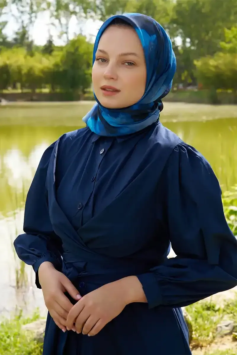 إيشارب ناعم منقوش بلون كحلي - صورة 4