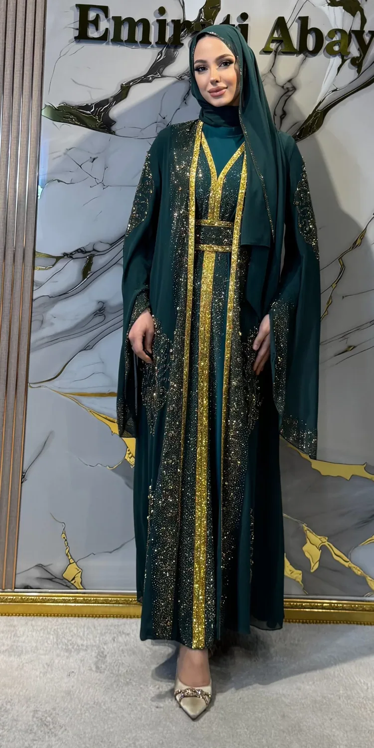 طقم أخضر من أربع قطع بأشرطة ذهبية وأكمام كاب