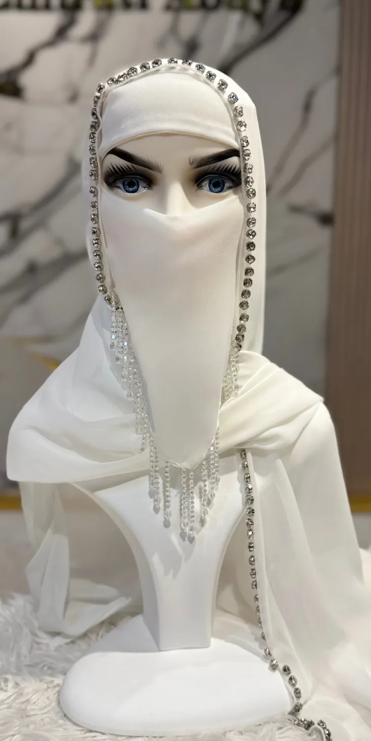 نقاب شيفون أبيض بأحجار كريستال طويلة