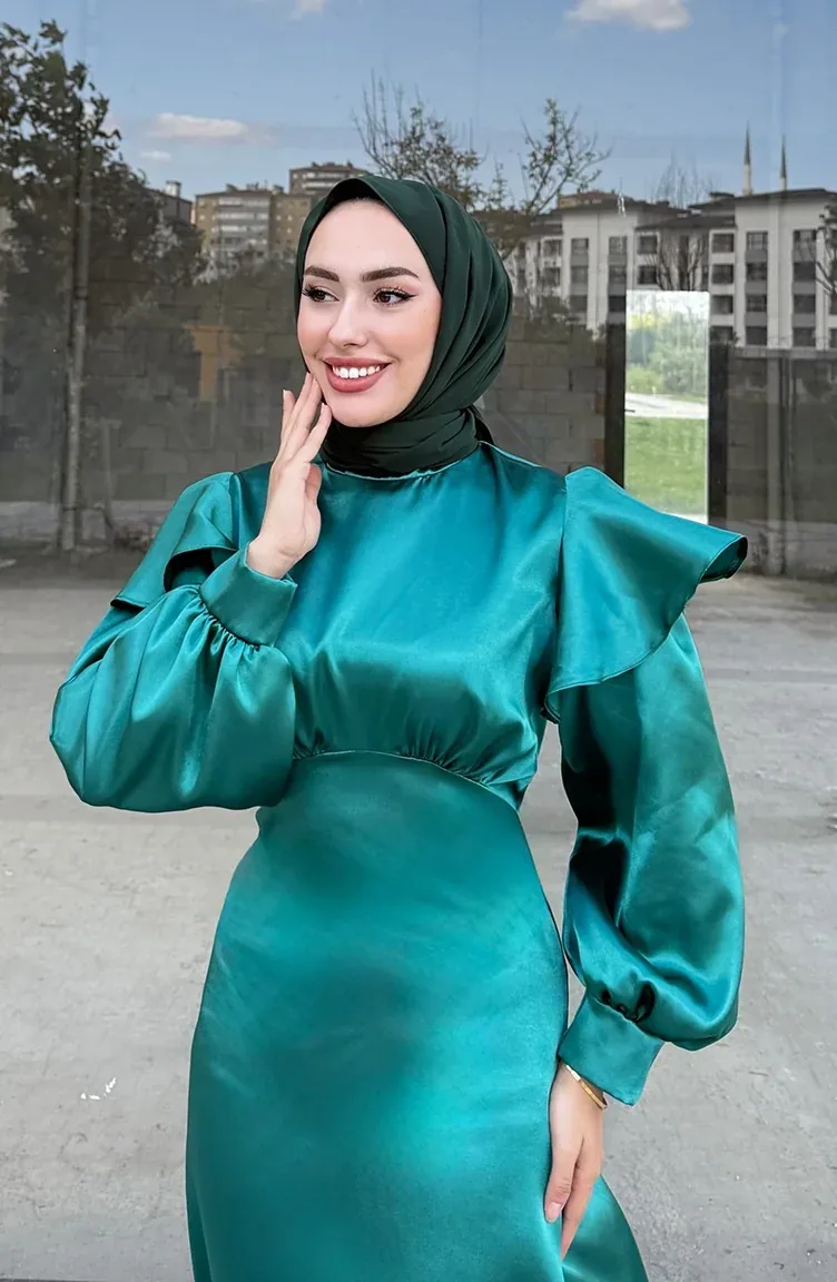فستان سهرة ساتان أخضر بأكمام منفوخة - صورة 3