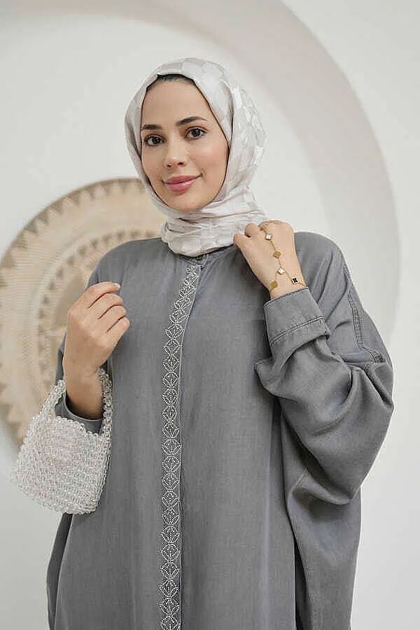 عباية تينسل بأحجار زخرفية بلون رمادي - صورة 6