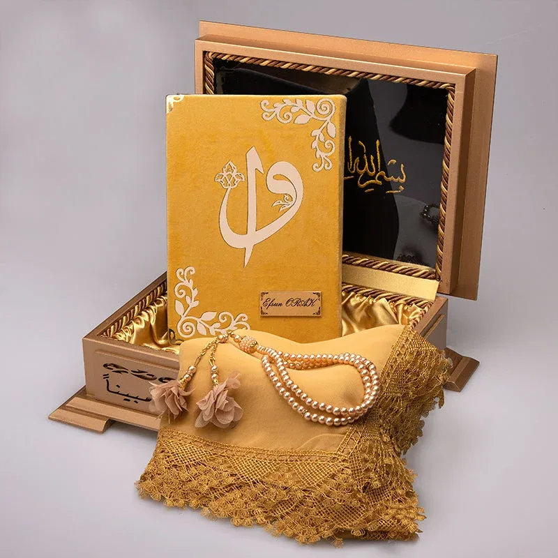 صندوق خشبي مبطن بالساتان مع مصحف مخملي ذهبي