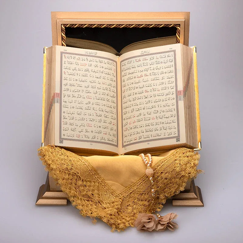 صندوق خشبي مبطن بالساتان مع مصحف مخملي ذهبي - صورة 3