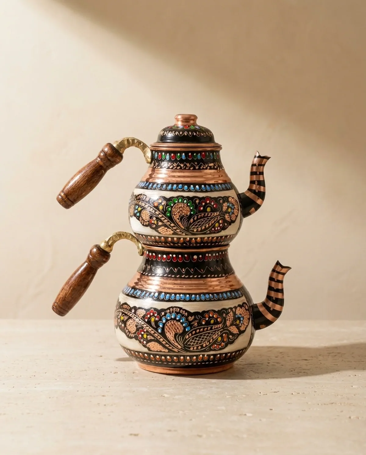إبريق شاي نحاسي أسود بزهور ملونة ومقبض خشبي