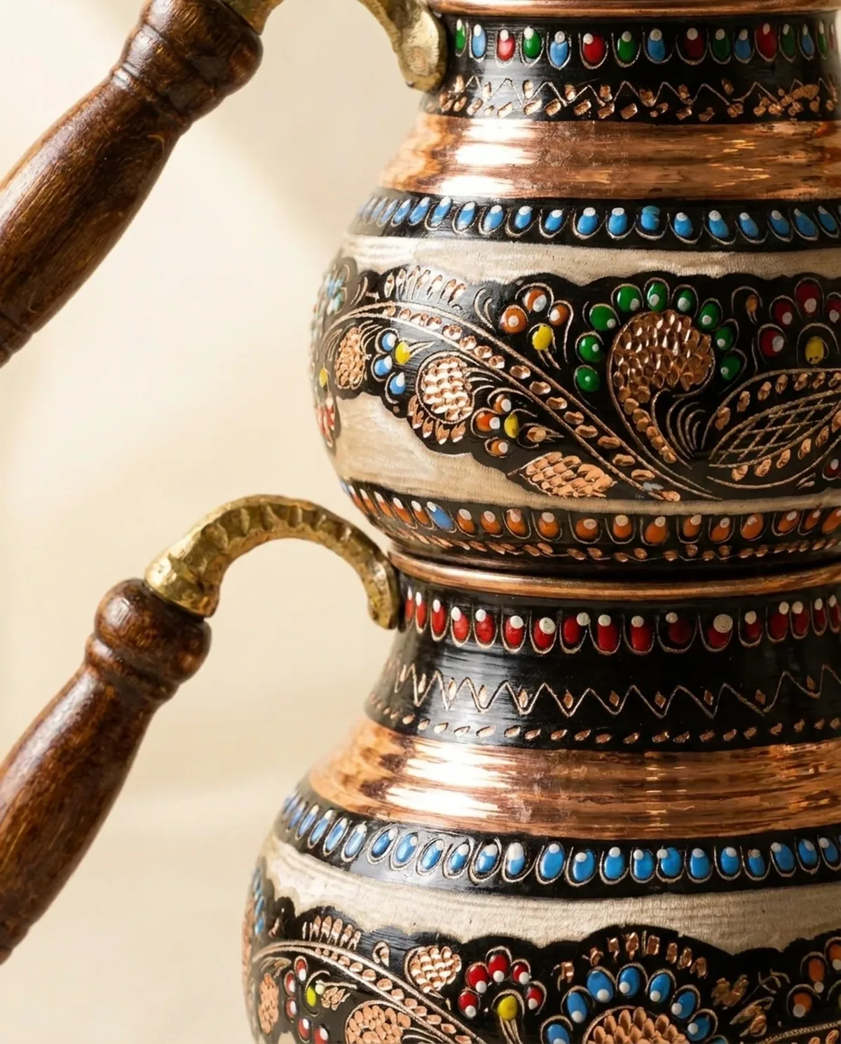 إبريق شاي نحاسي أسود بزهور ملونة ومقبض خشبي - صورة 4