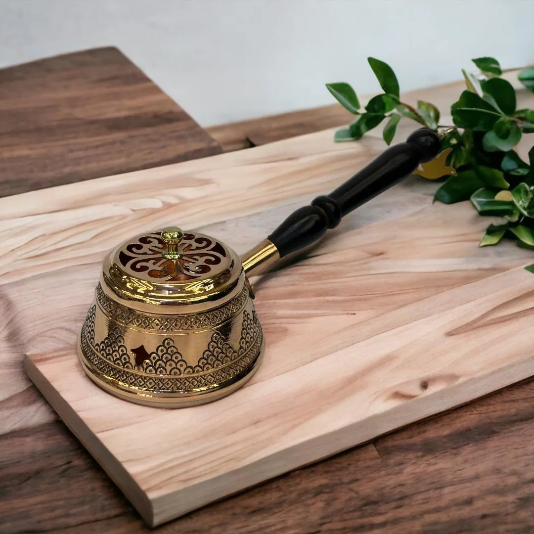 مبخرة نحاسية بنقش عناقيد